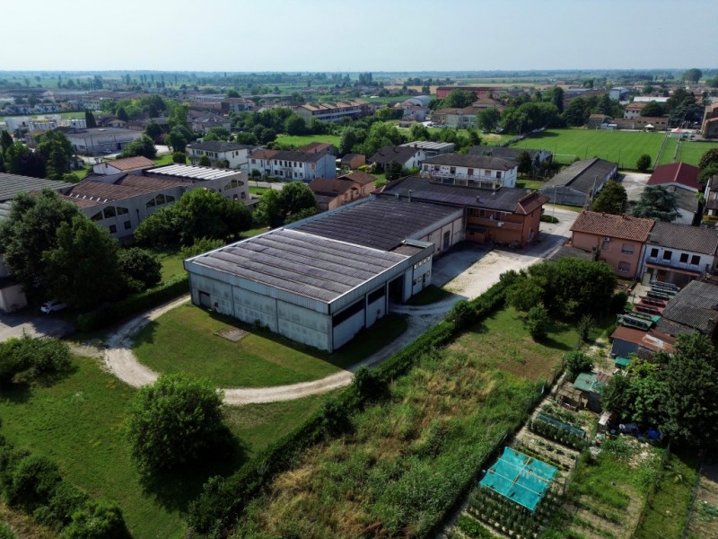 COMPOSIZIONE:
Proponiamo in vendita compendio immobiliare composto da locale commerciale al piano...