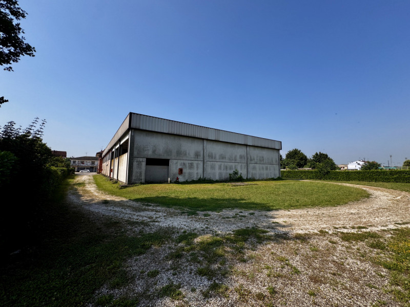 COMPOSIZIONE:
Proponiamo in vendita compendio immobiliare composto da locale commerciale al piano...