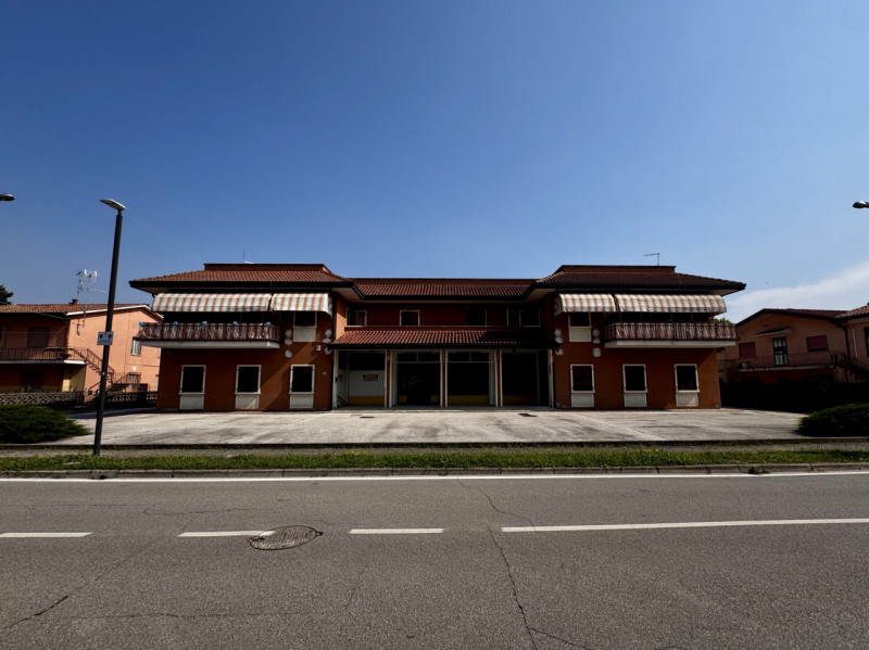 COMPOSIZIONE:
Proponiamo in vendita compendio immobiliare composto da locale commerciale al piano...