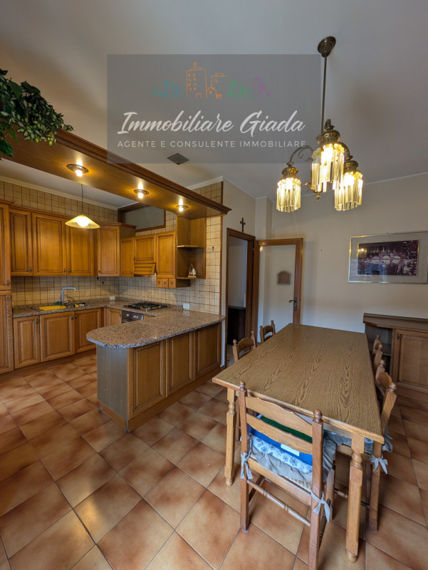 L’IMMOBILIARE GIADA vi propone in vendita questo splendido appartamento di ampie dimensioni situa...