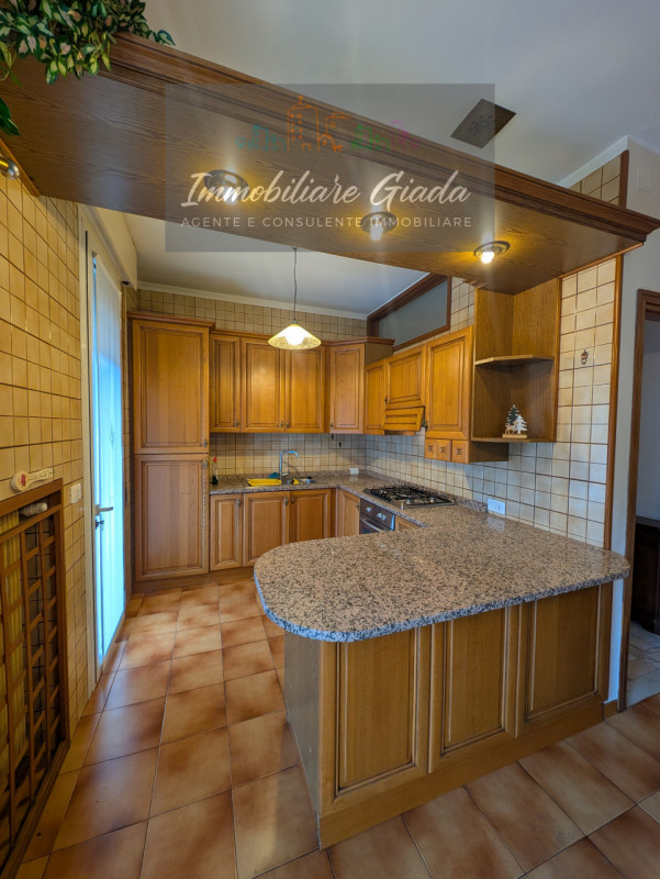L’IMMOBILIARE GIADA vi propone in vendita questo splendido appartamento di ampie dimensioni situa...