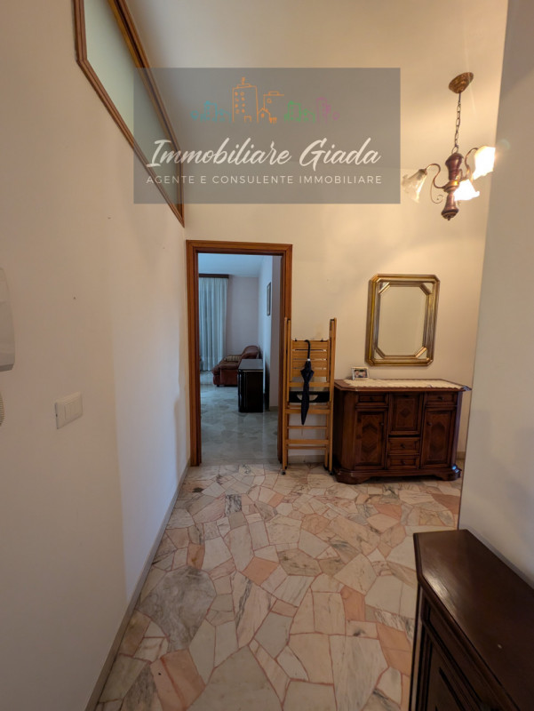 L’IMMOBILIARE GIADA vi propone in vendita questo splendido appartamento di ampie dimensioni situa...