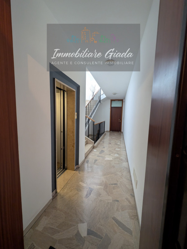 L’IMMOBILIARE GIADA vi propone in vendita questo splendido appartamento di ampie dimensioni situa...