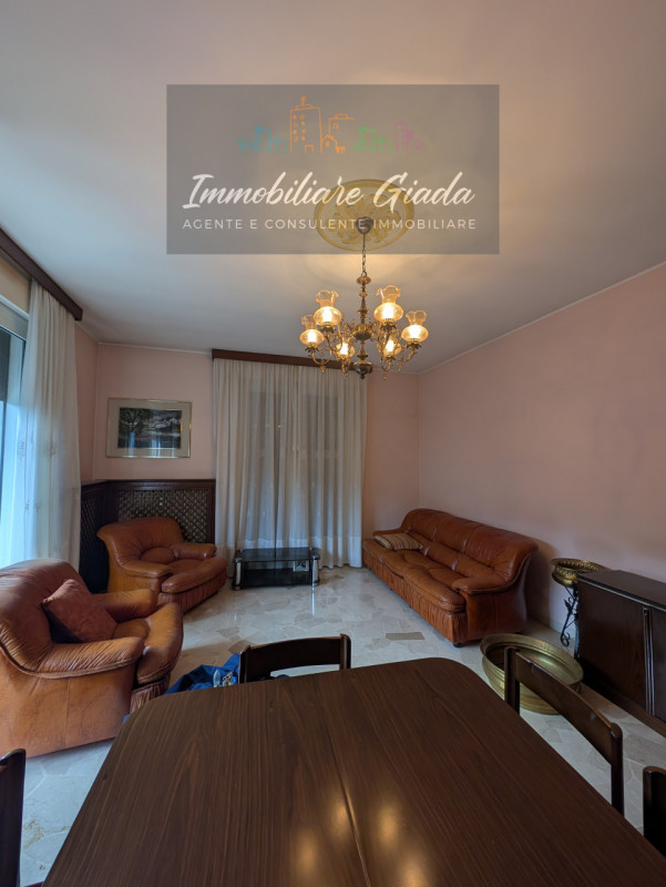 L’IMMOBILIARE GIADA vi propone in vendita questo splendido appartamento di ampie dimensioni situa...