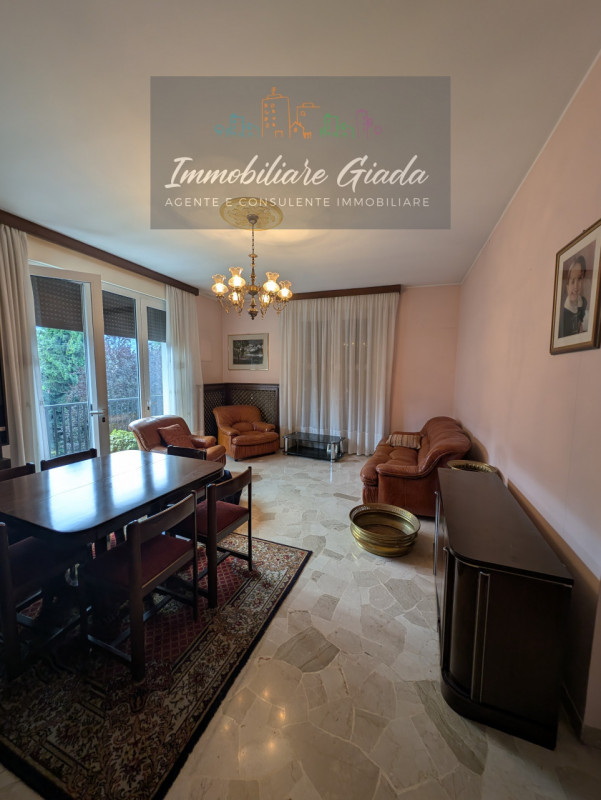 L’IMMOBILIARE GIADA vi propone in vendita questo splendido appartamento di ampie dimensioni situa...