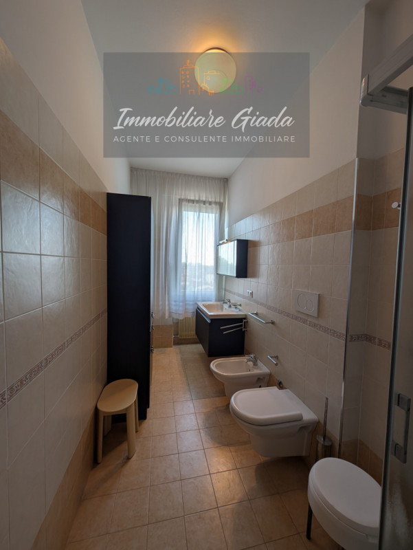 L’IMMOBILIARE GIADA vi propone in vendita questo splendido appartamento di ampie dimensioni situa...