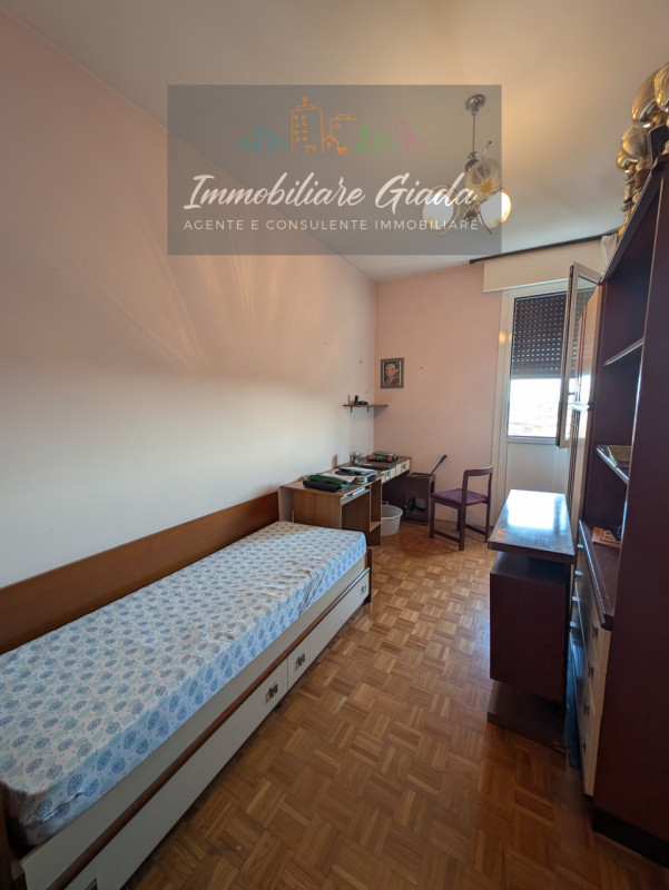 L’IMMOBILIARE GIADA vi propone in vendita questo splendido appartamento di ampie dimensioni situa...