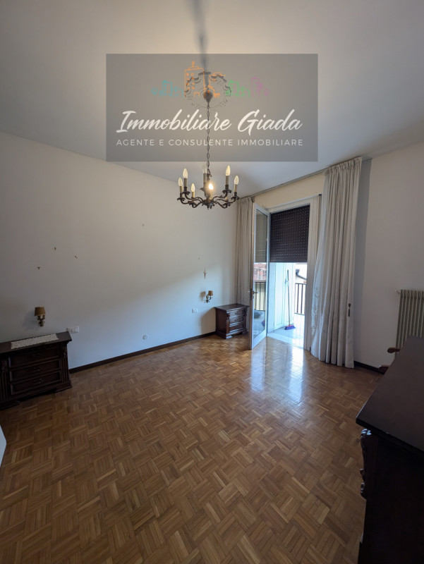 L’IMMOBILIARE GIADA vi propone in vendita questo splendido appartamento di ampie dimensioni situa...