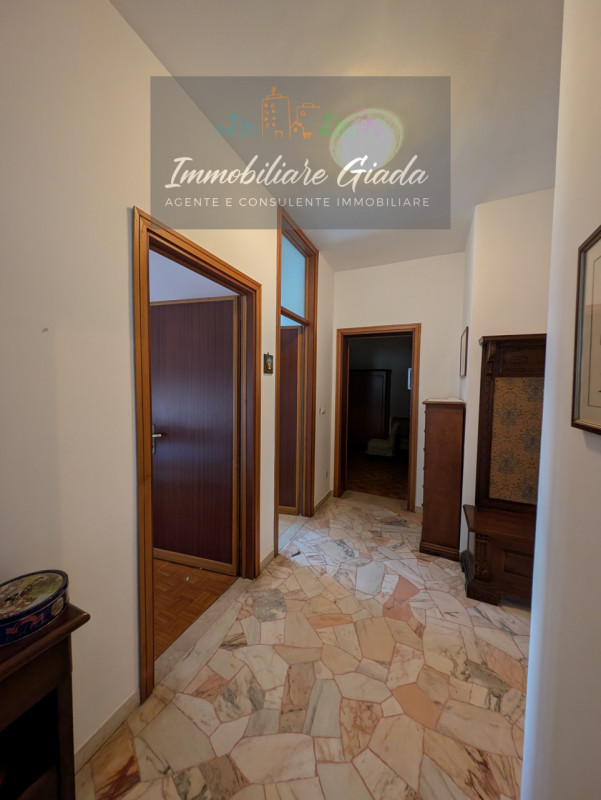 L’IMMOBILIARE GIADA vi propone in vendita questo splendido appartamento di ampie dimensioni situa...