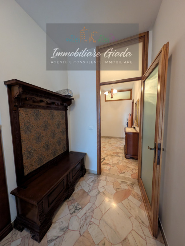 L’IMMOBILIARE GIADA vi propone in vendita questo splendido appartamento di ampie dimensioni situa...