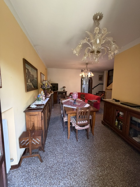 Mirano -Scaltenigo VENDESI graziosa porzione centrale di villetta a schiera composta da sole 3 tr...