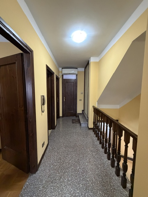 Mirano -Scaltenigo VENDESI graziosa porzione centrale di villetta a schiera composta da sole 3 tr...
