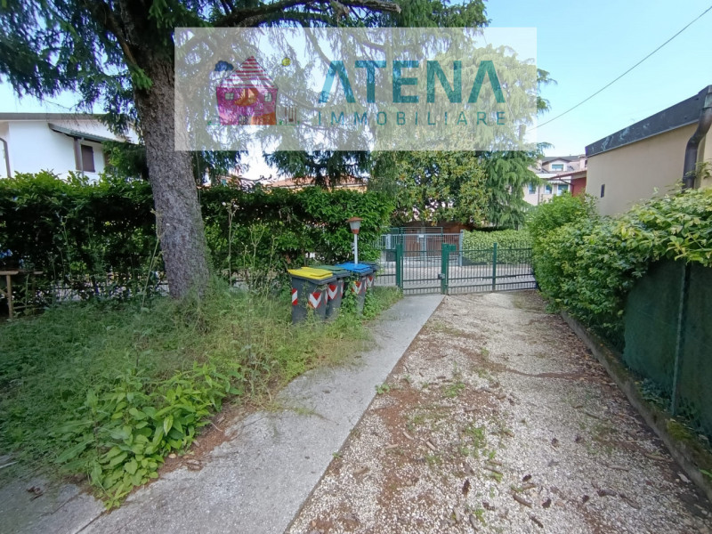 rif. 26627

PADOVA -  CHIESANUOVA
CASA DA RISTRUTTURARE SENZA MEDIAZIONE

In via tranquilla e ris...