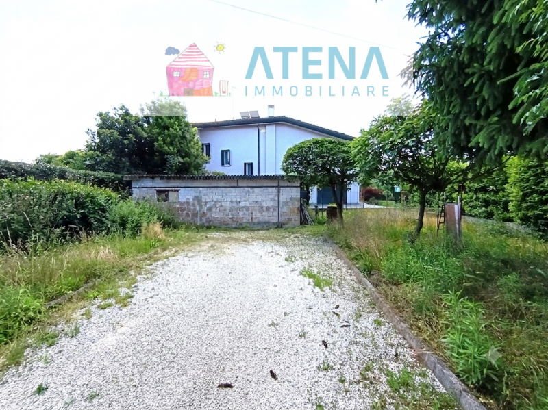 rif. 26627

PADOVA -  CHIESANUOVA
CASA DA RISTRUTTURARE SENZA MEDIAZIONE

In via tranquilla e ris...