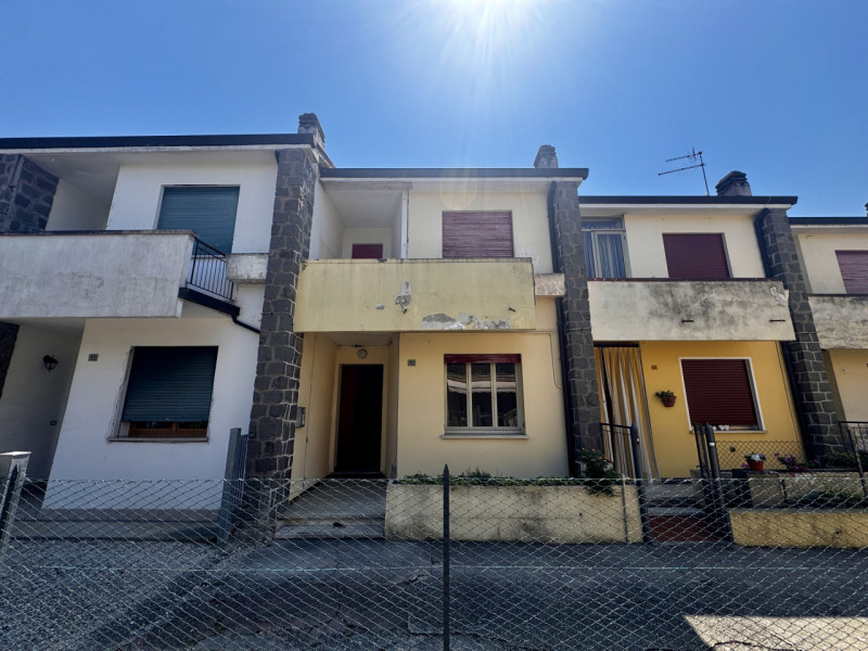 COMPOSIZIONE:
Proponiamo in vendita villetta a schiera su due livelli. Al piano terra ampio soggi...