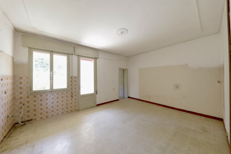 COMPOSIZIONE:
Proponiamo in vendita villetta a schiera su due livelli. Al piano terra ampio soggi...