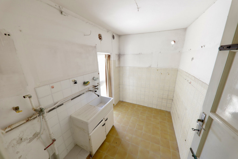 COMPOSIZIONE:
Proponiamo in vendita villetta a schiera su due livelli. Al piano terra ampio soggi...