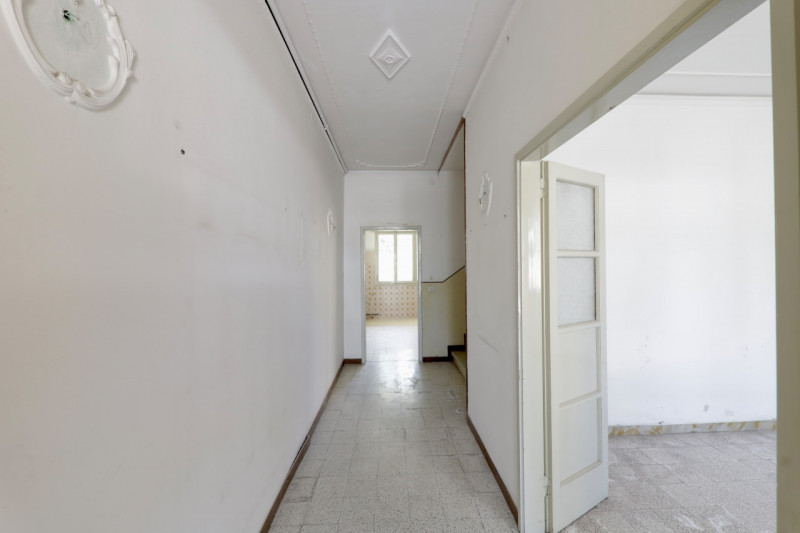 COMPOSIZIONE:
Proponiamo in vendita villetta a schiera su due livelli. Al piano terra ampio soggi...