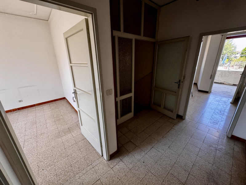 COMPOSIZIONE:
Proponiamo in vendita villetta a schiera su due livelli. Al piano terra ampio soggi...
