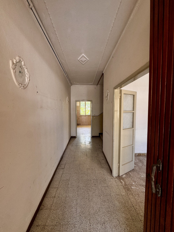 COMPOSIZIONE:
Proponiamo in vendita villetta a schiera su due livelli. Al piano terra ampio soggi...