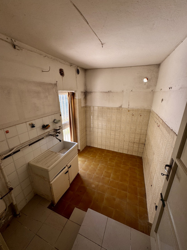 COMPOSIZIONE:
Proponiamo in vendita villetta a schiera su due livelli. Al piano terra ampio soggi...