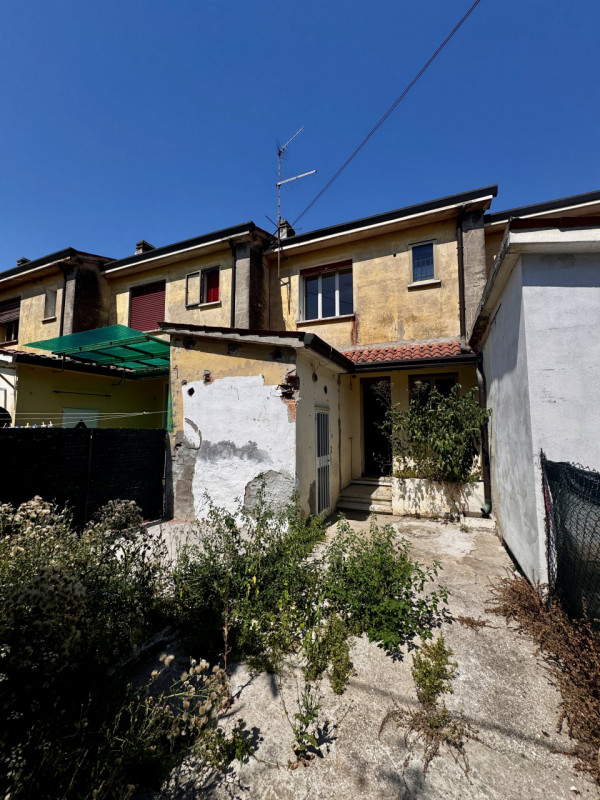 COMPOSIZIONE:
Proponiamo in vendita villetta a schiera su due livelli. Al piano terra ampio soggi...