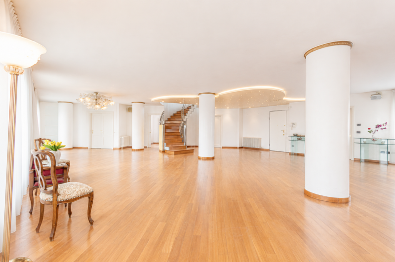 Prestigioso attico duplex dagli spazi introvabili, una residenza esclusiva dove luce, privacy e g...
