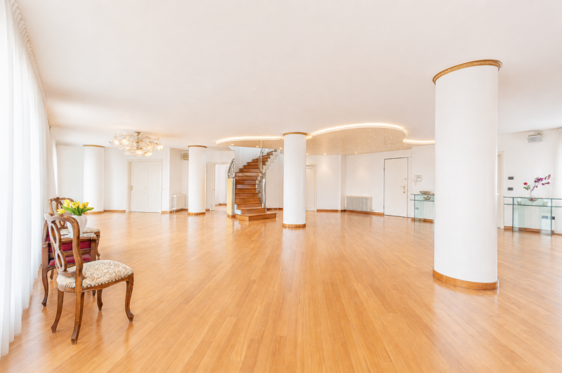 Prestigioso attico duplex dagli spazi introvabili, una residenza esclusiva dove luce, privacy e g...
