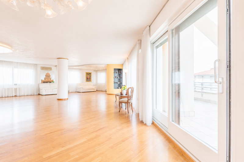 Prestigioso attico duplex dagli spazi introvabili, una residenza esclusiva dove luce, privacy e g...