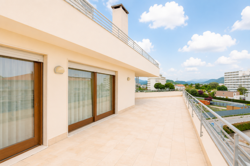 Prestigioso attico duplex dagli spazi introvabili, una residenza esclusiva dove luce, privacy e g...
