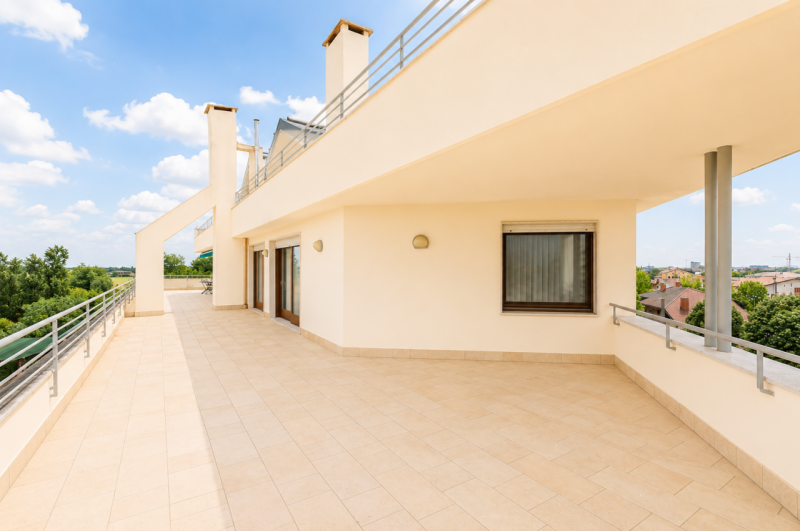 Prestigioso attico duplex dagli spazi introvabili, una residenza esclusiva dove luce, privacy e g...