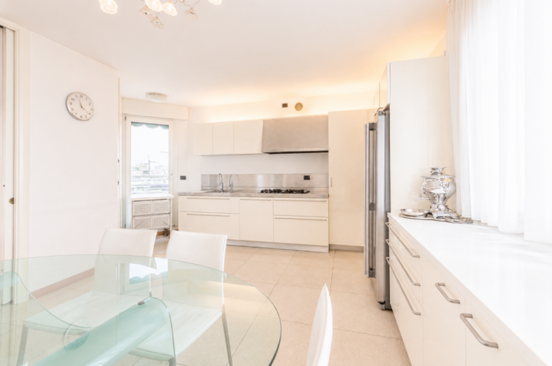Prestigioso attico duplex dagli spazi introvabili, una residenza esclusiva dove luce, privacy e g...