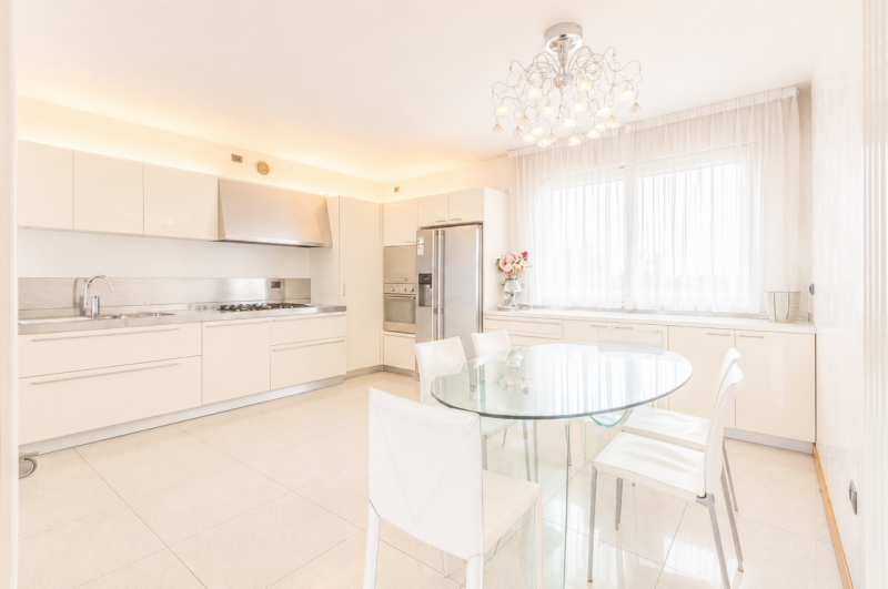 Prestigioso attico duplex dagli spazi introvabili, una residenza esclusiva dove luce, privacy e g...