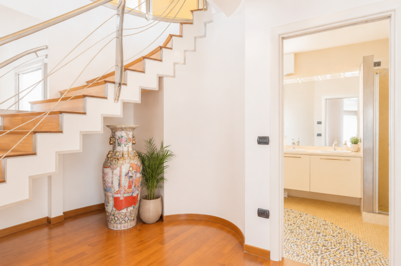 Prestigioso attico duplex dagli spazi introvabili, una residenza esclusiva dove luce, privacy e g...