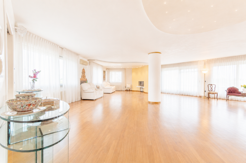 Prestigioso attico duplex dagli spazi introvabili, una residenza esclusiva dove luce, privacy e g...