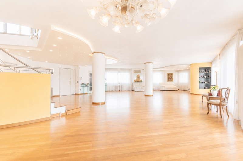 Prestigioso attico duplex dagli spazi introvabili, una residenza esclusiva dove luce, privacy e g...