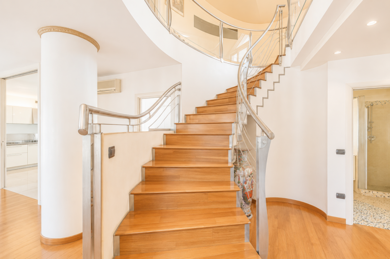 Prestigioso attico duplex dagli spazi introvabili, una residenza esclusiva dove luce, privacy e g...