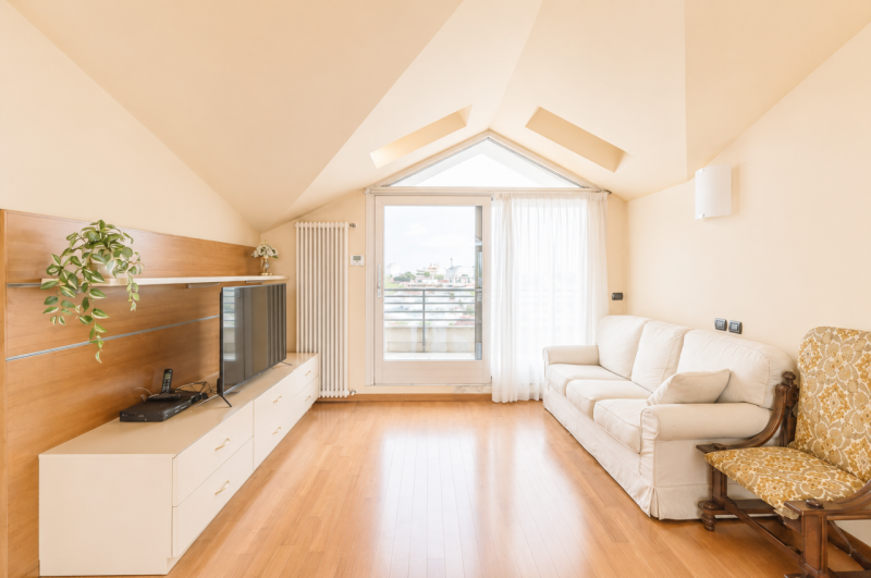 Prestigioso attico duplex dagli spazi introvabili, una residenza esclusiva dove luce, privacy e g...