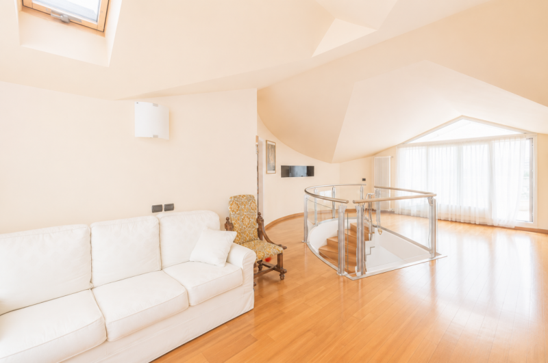 Prestigioso attico duplex dagli spazi introvabili, una residenza esclusiva dove luce, privacy e g...