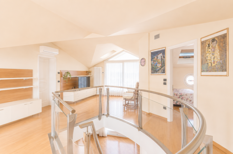 Prestigioso attico duplex dagli spazi introvabili, una residenza esclusiva dove luce, privacy e g...