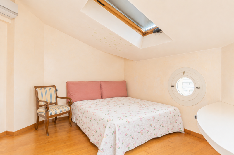 Prestigioso attico duplex dagli spazi introvabili, una residenza esclusiva dove luce, privacy e g...