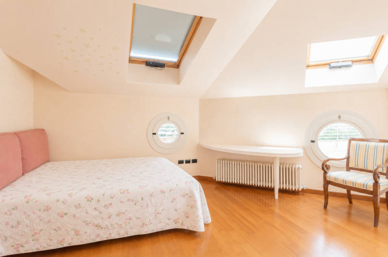 Prestigioso attico duplex dagli spazi introvabili, una residenza esclusiva dove luce, privacy e g...