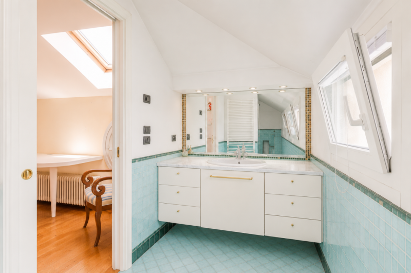 Prestigioso attico duplex dagli spazi introvabili, una residenza esclusiva dove luce, privacy e g...