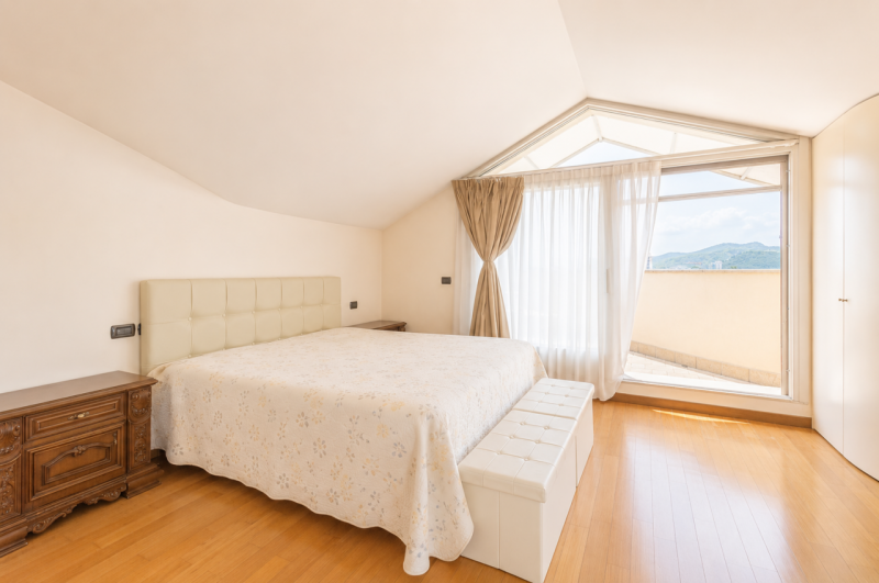Prestigioso attico duplex dagli spazi introvabili, una residenza esclusiva dove luce, privacy e g...