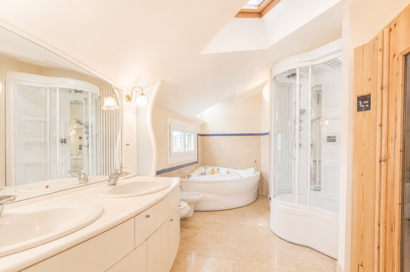 Prestigioso attico duplex dagli spazi introvabili, una residenza esclusiva dove luce, privacy e g...