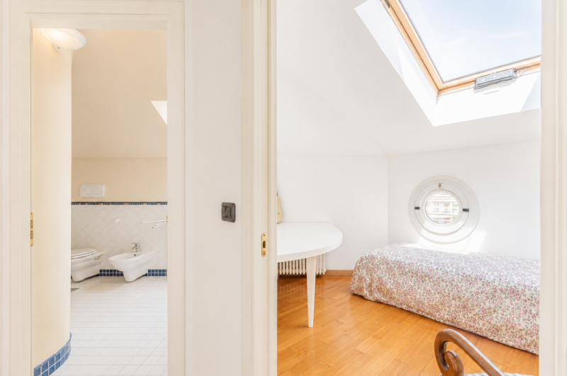 Prestigioso attico duplex dagli spazi introvabili, una residenza esclusiva dove luce, privacy e g...