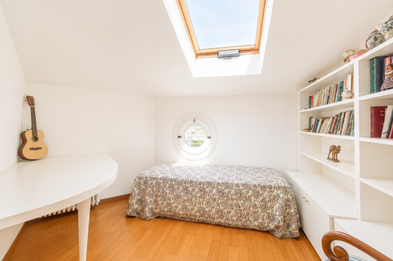 Prestigioso attico duplex dagli spazi introvabili, una residenza esclusiva dove luce, privacy e g...