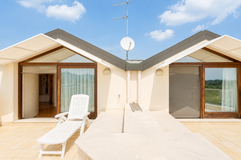 Prestigioso attico duplex dagli spazi introvabili, una residenza esclusiva dove luce, privacy e g...
