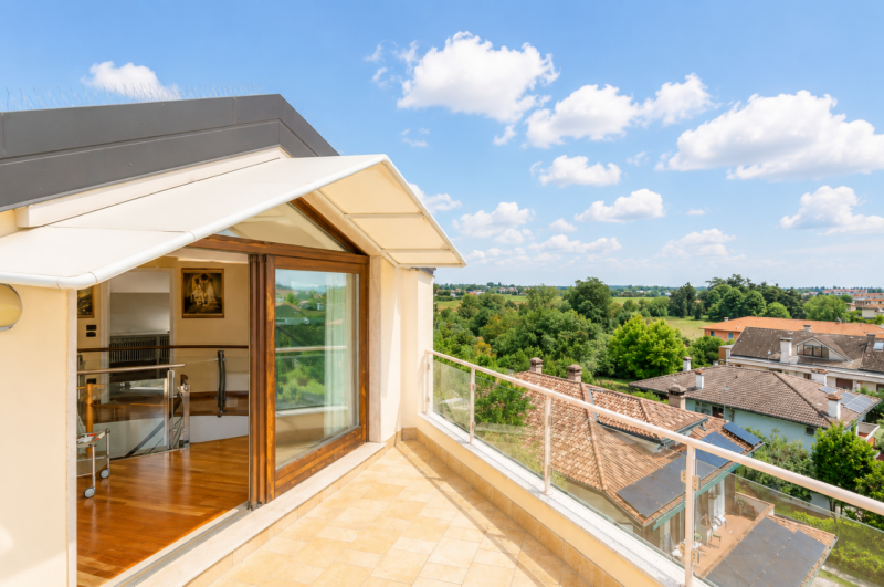 Prestigioso attico duplex dagli spazi introvabili, una residenza esclusiva dove luce, privacy e g...