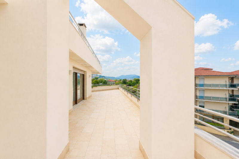 Prestigioso attico duplex dagli spazi introvabili, una residenza esclusiva dove luce, privacy e g...